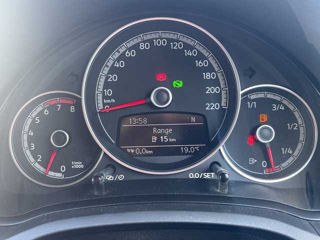 フォルクスワーゲン アップ！ クロスアップ！ 高知県 2018(平30)年 5.3万km 青Ｍ コスタアズールメタリック200台限定車/オールイン・セーフティ/シティエマージェンシーブレーキ/スタティックコーナリングライト/リヤビューカメラRearAssist/リヤパークディスタンスコントロール/オプティカルパーキングシステム/ブレーキアシスト/エマージェンシーストップシグナル/クルーズコントロール/前席シートヒーター/レインセンサー/VW純正インフォテイメントシステム/CompositionPhone/専用フロントバンパー/専用リヤバンパー/専用シルバールーフレール/ダークティンテッドガラス/専用ブラックサイドモールディング/純正16インチアルミホイール/専用ホイールハウスエクステンション/専用シルバードアミラー/専用ドアシルプレート/アレルゲン除去機能付きフレッシュエアフィルター/保証書/取説