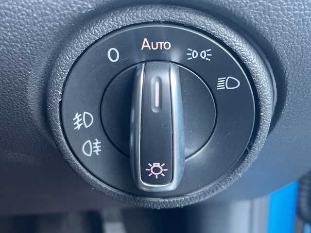 フォルクスワーゲン アップ！ クロスアップ！ 高知県 2018(平30)年 5.3万km 青Ｍ コスタアズールメタリック200台限定車/オールイン・セーフティ/シティエマージェンシーブレーキ/スタティックコーナリングライト/リヤビューカメラRearAssist/リヤパークディスタンスコントロール/オプティカルパーキングシステム/ブレーキアシスト/エマージェンシーストップシグナル/クルーズコントロール/前席シートヒーター/レインセンサー/VW純正インフォテイメントシステム/CompositionPhone/専用フロントバンパー/専用リヤバンパー/専用シルバールーフレール/ダークティンテッドガラス/専用ブラックサイドモールディング/純正16インチアルミホイール/専用ホイールハウスエクステンション/専用シルバードアミラー/専用ドアシルプレート/アレルゲン除去機能付きフレッシュエアフィルター/保証書/取説