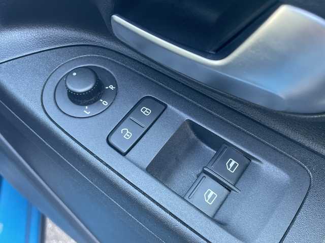 フォルクスワーゲン アップ！ クロスアップ！ 高知県 2018(平30)年 5.3万km 青Ｍ コスタアズールメタリック200台限定車/オールイン・セーフティ/シティエマージェンシーブレーキ/スタティックコーナリングライト/リヤビューカメラRearAssist/リヤパークディスタンスコントロール/オプティカルパーキングシステム/ブレーキアシスト/エマージェンシーストップシグナル/クルーズコントロール/前席シートヒーター/レインセンサー/VW純正インフォテイメントシステム/CompositionPhone/専用フロントバンパー/専用リヤバンパー/専用シルバールーフレール/ダークティンテッドガラス/専用ブラックサイドモールディング/純正16インチアルミホイール/専用ホイールハウスエクステンション/専用シルバードアミラー/専用ドアシルプレート/アレルゲン除去機能付きフレッシュエアフィルター/保証書/取説