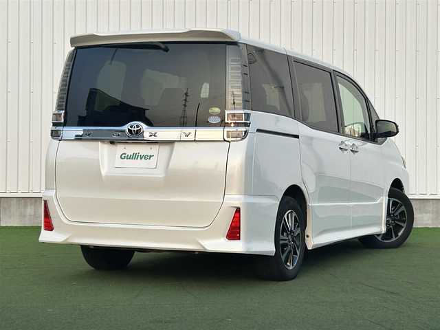 トヨタ ヴォクシー ZS 煌 香川県 2018(平30)年 3.8万km ホワイトパールクリスタルシャイン 社外8インチメモリーナビ/→AM/FM/CD/DVD/Bluetooth/フルセグTV/クルーズコントロール/衝突軽減ブレーキ/レーンキープアシスト/バックカメラ/ETC/アイドリングストップ/両側パワースライドドア/LEDヘッドライト/オートハイビーム/プッシュスタート/スマートキー/革巻きステアリング/ステアリングスイッチ