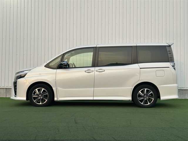 トヨタ ヴォクシー ZS 煌 香川県 2018(平30)年 3.8万km ホワイトパールクリスタルシャイン 社外8インチメモリーナビ/→AM/FM/CD/DVD/Bluetooth/フルセグTV/クルーズコントロール/衝突軽減ブレーキ/レーンキープアシスト/バックカメラ/ETC/アイドリングストップ/両側パワースライドドア/LEDヘッドライト/オートハイビーム/プッシュスタート/スマートキー/革巻きステアリング/ステアリングスイッチ