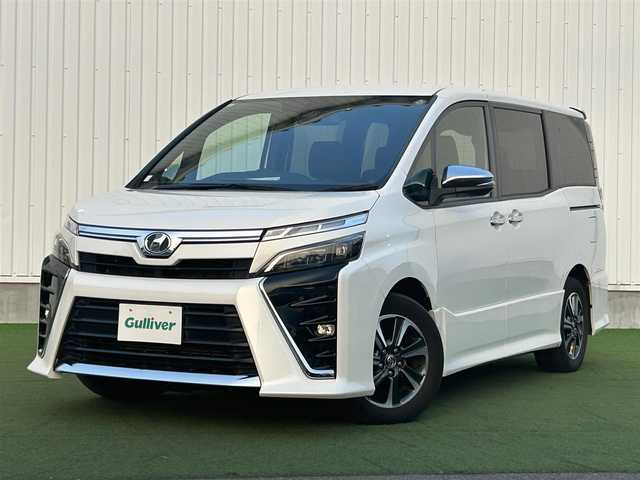 トヨタ ヴォクシー ZS 煌 香川県 2018(平30)年 3.8万km ホワイトパールクリスタルシャイン 社外8インチメモリーナビ/→AM/FM/CD/DVD/Bluetooth/フルセグTV/クルーズコントロール/衝突軽減ブレーキ/レーンキープアシスト/バックカメラ/ETC/アイドリングストップ/両側パワースライドドア/LEDヘッドライト/オートハイビーム/プッシュスタート/スマートキー/革巻きステアリング/ステアリングスイッチ