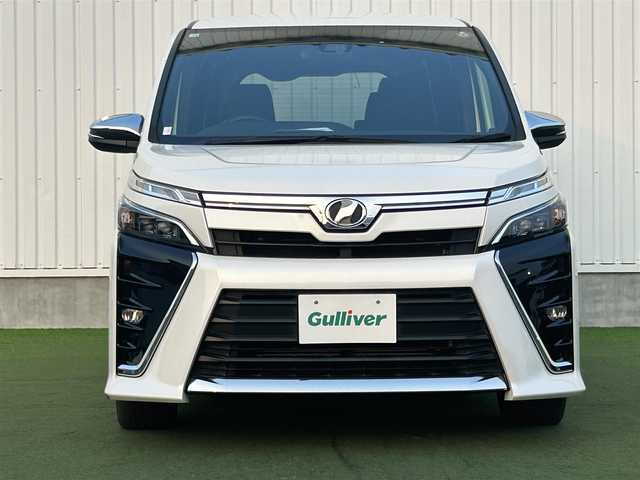 トヨタ ヴォクシー ZS 煌 香川県 2018(平30)年 3.8万km ホワイトパールクリスタルシャイン 社外8インチメモリーナビ/→AM/FM/CD/DVD/Bluetooth/フルセグTV/クルーズコントロール/衝突軽減ブレーキ/レーンキープアシスト/バックカメラ/ETC/アイドリングストップ/両側パワースライドドア/LEDヘッドライト/オートハイビーム/プッシュスタート/スマートキー/革巻きステアリング/ステアリングスイッチ