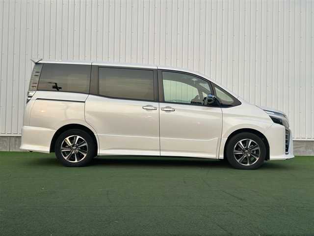 トヨタ ヴォクシー ZS 煌 香川県 2018(平30)年 3.8万km ホワイトパールクリスタルシャイン 社外8インチメモリーナビ/→AM/FM/CD/DVD/Bluetooth/フルセグTV/クルーズコントロール/衝突軽減ブレーキ/レーンキープアシスト/バックカメラ/ETC/アイドリングストップ/両側パワースライドドア/LEDヘッドライト/オートハイビーム/プッシュスタート/スマートキー/革巻きステアリング/ステアリングスイッチ