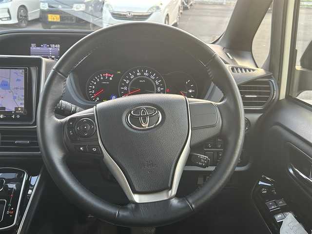 トヨタ ヴォクシー ZS 煌 香川県 2018(平30)年 3.8万km ホワイトパールクリスタルシャイン 社外8インチメモリーナビ/→AM/FM/CD/DVD/Bluetooth/フルセグTV/クルーズコントロール/衝突軽減ブレーキ/レーンキープアシスト/バックカメラ/ETC/アイドリングストップ/両側パワースライドドア/LEDヘッドライト/オートハイビーム/プッシュスタート/スマートキー/革巻きステアリング/ステアリングスイッチ