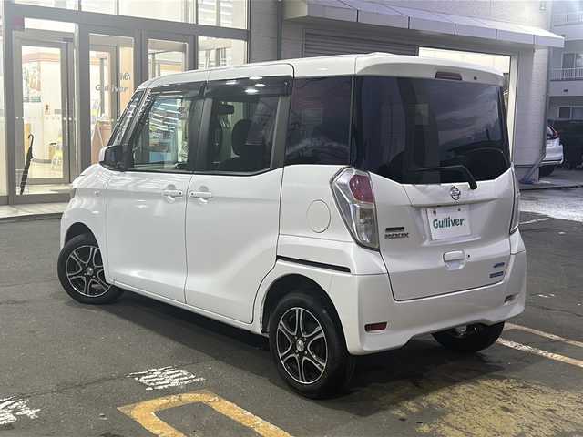 日産 デイズ ルークス 道東・釧路十勝 2014(平26)年 5.5万km ホワイトパール 4WD/禁煙車/メモリナビ/（CD/DVD/TV/USB/SD/iPod)/全方位カメラ/片側パワースライドドア/アイドリングストップ/純正エンジンスターター/ドライブレコーダー/電動格納ミラー/ライトレベライザー/取扱説明書/純正フロアマット/スペアキー1本