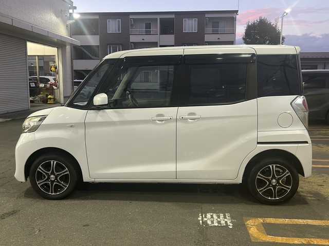 日産 デイズ ルークス 道東・釧路十勝 2014(平26)年 5.5万km ホワイトパール 4WD/禁煙車/メモリナビ/（CD/DVD/TV/USB/SD/iPod)/全方位カメラ/片側パワースライドドア/アイドリングストップ/純正エンジンスターター/ドライブレコーダー/電動格納ミラー/ライトレベライザー/取扱説明書/純正フロアマット/スペアキー1本