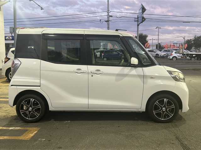 日産 デイズ ルークス 道東・釧路十勝 2014(平26)年 5.5万km ホワイトパール 4WD/禁煙車/メモリナビ/（CD/DVD/TV/USB/SD/iPod)/全方位カメラ/片側パワースライドドア/アイドリングストップ/純正エンジンスターター/ドライブレコーダー/電動格納ミラー/ライトレベライザー/取扱説明書/純正フロアマット/スペアキー1本