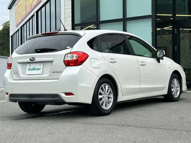 スバル インプレッサ スポーツ 1．6i－L 愛媛県 2012(平24)年 14.4万km サテンホワイトパール carrozzeria7型ナビ/黒革温電動シート/STiシフトノブ/STiフロントスポイラー/プッシュスタート/純正ラバーマット/ETC/横滑り防止装置/シガーソケット/ISOFIX/現状サマー(純正AW)(195/65/R15)/禁煙車