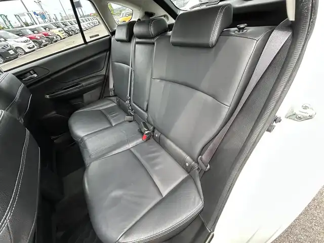 スバル インプレッサ スポーツ 1．6i－L 愛媛県 2012(平24)年 14.4万km サテンホワイトパール carrozzeria7型ナビ/黒革温電動シート/STiシフトノブ/STiフロントスポイラー/プッシュスタート/純正ラバーマット/ETC/横滑り防止装置/シガーソケット/ISOFIX/現状サマー(純正AW)(195/65/R15)/禁煙車