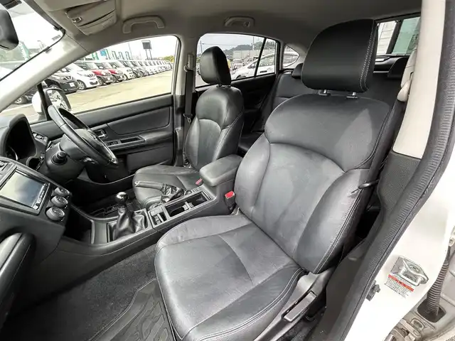 スバル インプレッサ スポーツ 1．6i－L 愛媛県 2012(平24)年 14.4万km サテンホワイトパール carrozzeria7型ナビ/黒革温電動シート/STiシフトノブ/STiフロントスポイラー/プッシュスタート/純正ラバーマット/ETC/横滑り防止装置/シガーソケット/ISOFIX/現状サマー(純正AW)(195/65/R15)/禁煙車