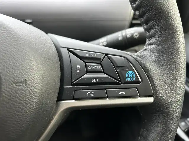 日産 セレナ e－パワー ハイウェイスター V 静岡県 2022(令4)年 2.4万km ブリリアントホワイトパール 2トーン ワンオーナー/社外ディスプレイオーディオ/(BT/iPod/AppleCarPlay/AndroidAuto/CD)/アラウンドビューモニター/プロパイロット/インテリジェントルームミラー/前席シートヒーター/ステアリングヒーター/電動パーキング/オートブレーキホールド/横滑り防止装置/レーンキープアシスト/盗難防止装置/衝突被害軽減システム/両側パワースライド/ドライブレコーダー/ビルトインETC/プッシュスタート/スマートキー/スペアキー×1/LEDオートライト/オートマチックハイビーム/純正15インチアルミホイール/純正フロアマット/取扱説明書/保証書