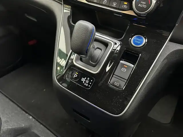 日産 セレナ e－パワー ハイウェイスター V 静岡県 2022(令4)年 2.4万km ブリリアントホワイトパール 2トーン ワンオーナー/社外ディスプレイオーディオ/(BT/iPod/AppleCarPlay/AndroidAuto/CD)/アラウンドビューモニター/プロパイロット/インテリジェントルームミラー/前席シートヒーター/ステアリングヒーター/電動パーキング/オートブレーキホールド/横滑り防止装置/レーンキープアシスト/盗難防止装置/衝突被害軽減システム/両側パワースライド/ドライブレコーダー/ビルトインETC/プッシュスタート/スマートキー/スペアキー×1/LEDオートライト/オートマチックハイビーム/純正15インチアルミホイール/純正フロアマット/取扱説明書/保証書