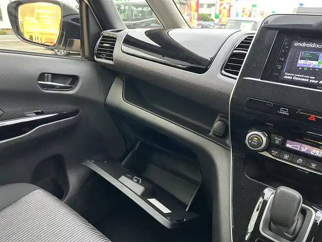 日産 セレナ e－パワー ハイウェイスター V 静岡県 2022(令4)年 2.4万km ブリリアントホワイトパール 2トーン ワンオーナー/社外ディスプレイオーディオ/(BT/iPod/AppleCarPlay/AndroidAuto/CD)/アラウンドビューモニター/プロパイロット/インテリジェントルームミラー/前席シートヒーター/ステアリングヒーター/電動パーキング/オートブレーキホールド/横滑り防止装置/レーンキープアシスト/盗難防止装置/衝突被害軽減システム/両側パワースライド/ドライブレコーダー/ビルトインETC/プッシュスタート/スマートキー/スペアキー×1/LEDオートライト/オートマチックハイビーム/純正15インチアルミホイール/純正フロアマット/取扱説明書/保証書
