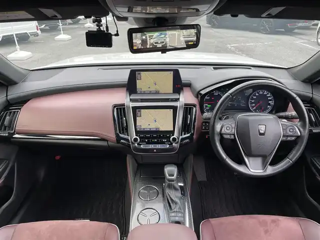 トヨタ クラウン ハイブリッド RS アドバンス 千葉県 2019(令1)年 6.7万km ホワイトパールクリスタルシャイン トヨタセーフティーセンス/・プリクラッシュセーフティー/・レーンディパーチャーアラート/・リヤクロストラフィックアラート/・リヤカメラディテクション/・ロードサインアシスト/・ブラインドスポットモニター/・パーキングサポートブレーキ/純正メーカーオプションナビ/・CD/DVD/MSV/Bluetooth/フルセグ/パノラミックビューカメラ/デジタルインナーミラー/パーキングアシスト/アダプティブクルーズコントロール/前後コーナーセンサー/パドルシフト/ヘッドアップディスプレイ/スマートキー/トランクイージークローザー/純正LEDヘッドライト/フォグランプ/純正18インチアルミホイール/社外前後ドライブレコーダー/ビルトインETC/本革巻きステアリング/ドアバイザー/サイド＆カーテンエアバッグ