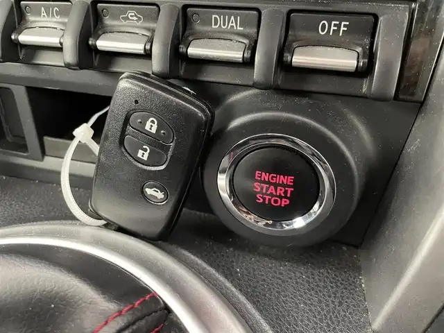 トヨタ ８６ GT リミテッド 群馬県 2016(平28)年 5.8万km ピュアレッド BLITZ車高調/＝＝＝＝＝/純正ディーラーナビ（NSZT-W66T)/・CD/DVD/SD(MSV)/Bluetooth/フルセグTV/================/ＢＬＩＴＺ車高調ハーフレザーシート　シートヒーター　純正７型ナビ　バックカメラ　パドルシフト　クルーズコントロール　前後ドライブレコーダー　ＥＴＣ　ＬＥＤヘッドライト　１７インチアルミホイール　禁煙車