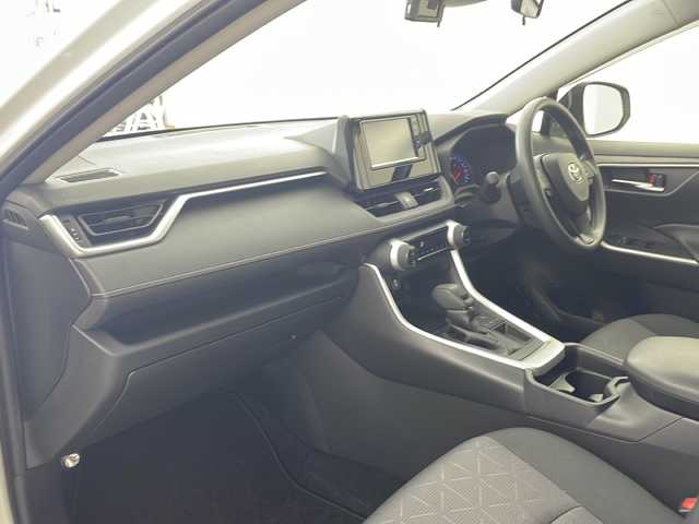 トヨタ ＲＡＶ４ X 兵庫県 2019(令1)年 3万km ホワイトパールクリスタルシャイン ・純正ナビ（NSCN-W68）/CD/Bluetooth/TV/・前後ドライブレコーダー/・ビルトインETC/・Toyota　Safety　Sense/プリクラッシュセーフティ/レーントレーシングアシスト/レーダークルーズコントロール/オートマチックハイビーム/ロードサインアシスト/・先行車発進告知機能/・パーキングサポートブレーキ/・クリアランスソナー/・ウインカー付きドアミラー/・純正フロアマット/・純正アルミホイール/・ＬＥＤヘッドライト/・スマートキー/・プッシュスタート