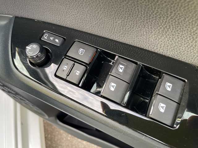 トヨタ プリウス S ツーリングセレクション 石川県 2016(平28)年 5.8万km パール 純正ナビ　フルセグＴＶ　バックカメラ　ＬＥＤヘッドライト　ＥＴＣ　黒革シート　レーダークルーズ　トヨタセーフティセンス　純正アルミ　スマートキー　シートヒーター　プッシュスタート　ドラレコ