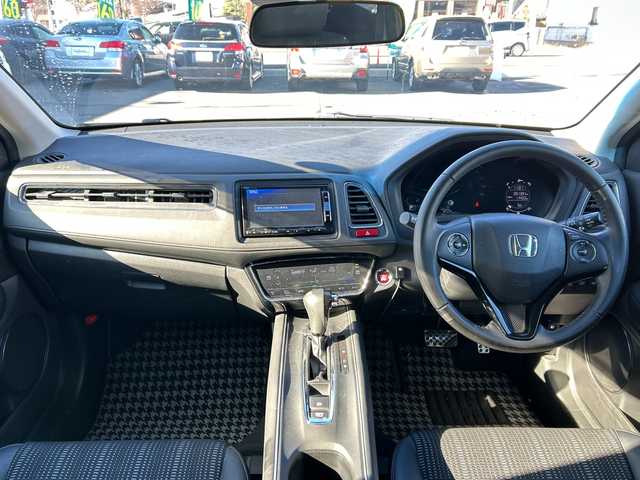 ホンダ ヴェゼル S 長野県 2015(平27)年 9.2万km ホワイトオーキッドパール ・純正7インチSDナビゲーション/CD DVD フルセグTV Bluetooth/・バックカメラ/・ETC/・ワンオーナー/・CTBA/・クルーズコントロール/・純正17インチアルミホイール/・アイドリングストップ/・横滑り防止装置/・LEDヘッドライト/・オートライト/・フォグライト/・シートヒーター(D/N)/・ルーフレール/・ウィンカーミラー/・電動格納ミラー/・フロアマット/・スマートキー/・エンジンプッシュスタート