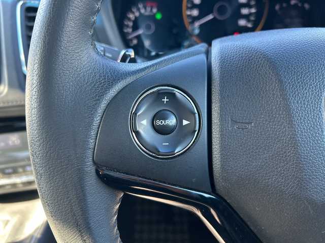 ホンダ ヴェゼル S 長野県 2015(平27)年 9.2万km ホワイトオーキッドパール ・純正7インチSDナビゲーション/CD DVD フルセグTV Bluetooth/・バックカメラ/・ETC/・ワンオーナー/・CTBA/・クルーズコントロール/・純正17インチアルミホイール/・アイドリングストップ/・横滑り防止装置/・LEDヘッドライト/・オートライト/・フォグライト/・シートヒーター(D/N)/・ルーフレール/・ウィンカーミラー/・電動格納ミラー/・フロアマット/・スマートキー/・エンジンプッシュスタート