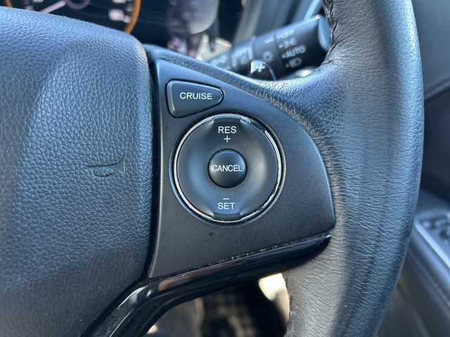 ホンダ ヴェゼル S 長野県 2015(平27)年 9.2万km ホワイトオーキッドパール ・純正7インチSDナビゲーション/CD DVD フルセグTV Bluetooth/・バックカメラ/・ETC/・ワンオーナー/・CTBA/・クルーズコントロール/・純正17インチアルミホイール/・アイドリングストップ/・横滑り防止装置/・LEDヘッドライト/・オートライト/・フォグライト/・シートヒーター(D/N)/・ルーフレール/・ウィンカーミラー/・電動格納ミラー/・フロアマット/・スマートキー/・エンジンプッシュスタート