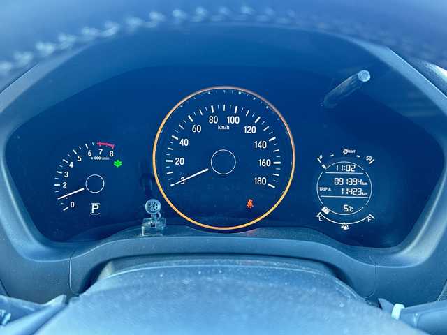 ホンダ ヴェゼル S 長野県 2015(平27)年 9.2万km ホワイトオーキッドパール ・純正7インチSDナビゲーション/CD DVD フルセグTV Bluetooth/・バックカメラ/・ETC/・ワンオーナー/・CTBA/・クルーズコントロール/・純正17インチアルミホイール/・アイドリングストップ/・横滑り防止装置/・LEDヘッドライト/・オートライト/・フォグライト/・シートヒーター(D/N)/・ルーフレール/・ウィンカーミラー/・電動格納ミラー/・フロアマット/・スマートキー/・エンジンプッシュスタート