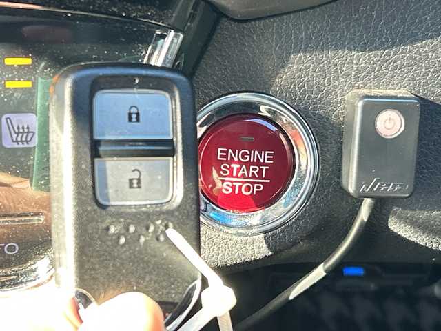 ホンダ ヴェゼル S 長野県 2015(平27)年 9.2万km ホワイトオーキッドパール ・純正7インチSDナビゲーション/CD DVD フルセグTV Bluetooth/・バックカメラ/・ETC/・ワンオーナー/・CTBA/・クルーズコントロール/・純正17インチアルミホイール/・アイドリングストップ/・横滑り防止装置/・LEDヘッドライト/・オートライト/・フォグライト/・シートヒーター(D/N)/・ルーフレール/・ウィンカーミラー/・電動格納ミラー/・フロアマット/・スマートキー/・エンジンプッシュスタート