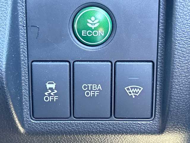 ホンダ ヴェゼル S 長野県 2015(平27)年 9.2万km ホワイトオーキッドパール ・純正7インチSDナビゲーション/CD DVD フルセグTV Bluetooth/・バックカメラ/・ETC/・ワンオーナー/・CTBA/・クルーズコントロール/・純正17インチアルミホイール/・アイドリングストップ/・横滑り防止装置/・LEDヘッドライト/・オートライト/・フォグライト/・シートヒーター(D/N)/・ルーフレール/・ウィンカーミラー/・電動格納ミラー/・フロアマット/・スマートキー/・エンジンプッシュスタート