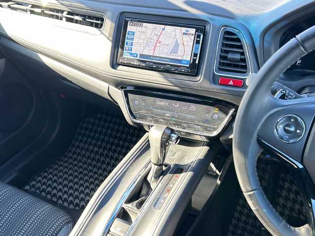 ホンダ ヴェゼル S 長野県 2015(平27)年 9.2万km ホワイトオーキッドパール ・純正7インチSDナビゲーション/CD DVD フルセグTV Bluetooth/・バックカメラ/・ETC/・ワンオーナー/・CTBA/・クルーズコントロール/・純正17インチアルミホイール/・アイドリングストップ/・横滑り防止装置/・LEDヘッドライト/・オートライト/・フォグライト/・シートヒーター(D/N)/・ルーフレール/・ウィンカーミラー/・電動格納ミラー/・フロアマット/・スマートキー/・エンジンプッシュスタート