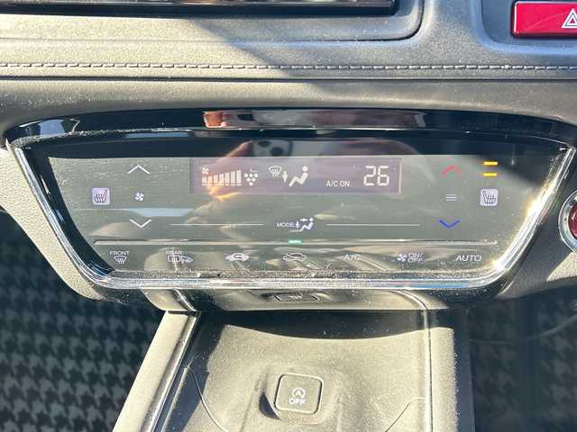 ホンダ ヴェゼル S 長野県 2015(平27)年 9.2万km ホワイトオーキッドパール ・純正7インチSDナビゲーション/CD DVD フルセグTV Bluetooth/・バックカメラ/・ETC/・ワンオーナー/・CTBA/・クルーズコントロール/・純正17インチアルミホイール/・アイドリングストップ/・横滑り防止装置/・LEDヘッドライト/・オートライト/・フォグライト/・シートヒーター(D/N)/・ルーフレール/・ウィンカーミラー/・電動格納ミラー/・フロアマット/・スマートキー/・エンジンプッシュスタート