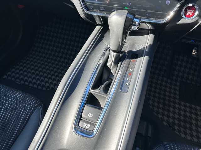 ホンダ ヴェゼル S 長野県 2015(平27)年 9.2万km ホワイトオーキッドパール ・純正7インチSDナビゲーション/CD DVD フルセグTV Bluetooth/・バックカメラ/・ETC/・ワンオーナー/・CTBA/・クルーズコントロール/・純正17インチアルミホイール/・アイドリングストップ/・横滑り防止装置/・LEDヘッドライト/・オートライト/・フォグライト/・シートヒーター(D/N)/・ルーフレール/・ウィンカーミラー/・電動格納ミラー/・フロアマット/・スマートキー/・エンジンプッシュスタート