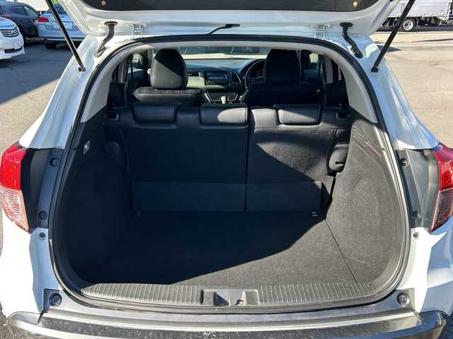 ホンダ ヴェゼル S 長野県 2015(平27)年 9.2万km ホワイトオーキッドパール ・純正7インチSDナビゲーション/CD DVD フルセグTV Bluetooth/・バックカメラ/・ETC/・ワンオーナー/・CTBA/・クルーズコントロール/・純正17インチアルミホイール/・アイドリングストップ/・横滑り防止装置/・LEDヘッドライト/・オートライト/・フォグライト/・シートヒーター(D/N)/・ルーフレール/・ウィンカーミラー/・電動格納ミラー/・フロアマット/・スマートキー/・エンジンプッシュスタート