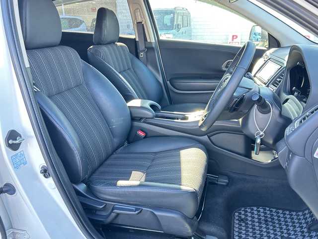 ホンダ ヴェゼル S 長野県 2015(平27)年 9.2万km ホワイトオーキッドパール ・純正7インチSDナビゲーション/CD DVD フルセグTV Bluetooth/・バックカメラ/・ETC/・ワンオーナー/・CTBA/・クルーズコントロール/・純正17インチアルミホイール/・アイドリングストップ/・横滑り防止装置/・LEDヘッドライト/・オートライト/・フォグライト/・シートヒーター(D/N)/・ルーフレール/・ウィンカーミラー/・電動格納ミラー/・フロアマット/・スマートキー/・エンジンプッシュスタート