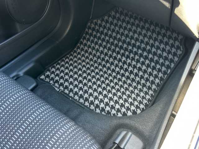 ホンダ ヴェゼル S 長野県 2015(平27)年 9.2万km ホワイトオーキッドパール ・純正7インチSDナビゲーション/CD DVD フルセグTV Bluetooth/・バックカメラ/・ETC/・ワンオーナー/・CTBA/・クルーズコントロール/・純正17インチアルミホイール/・アイドリングストップ/・横滑り防止装置/・LEDヘッドライト/・オートライト/・フォグライト/・シートヒーター(D/N)/・ルーフレール/・ウィンカーミラー/・電動格納ミラー/・フロアマット/・スマートキー/・エンジンプッシュスタート