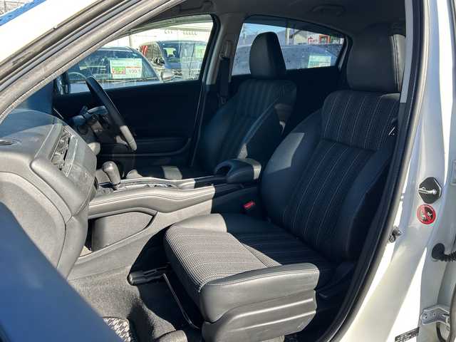 ホンダ ヴェゼル S 長野県 2015(平27)年 9.2万km ホワイトオーキッドパール ・純正7インチSDナビゲーション/CD DVD フルセグTV Bluetooth/・バックカメラ/・ETC/・ワンオーナー/・CTBA/・クルーズコントロール/・純正17インチアルミホイール/・アイドリングストップ/・横滑り防止装置/・LEDヘッドライト/・オートライト/・フォグライト/・シートヒーター(D/N)/・ルーフレール/・ウィンカーミラー/・電動格納ミラー/・フロアマット/・スマートキー/・エンジンプッシュスタート