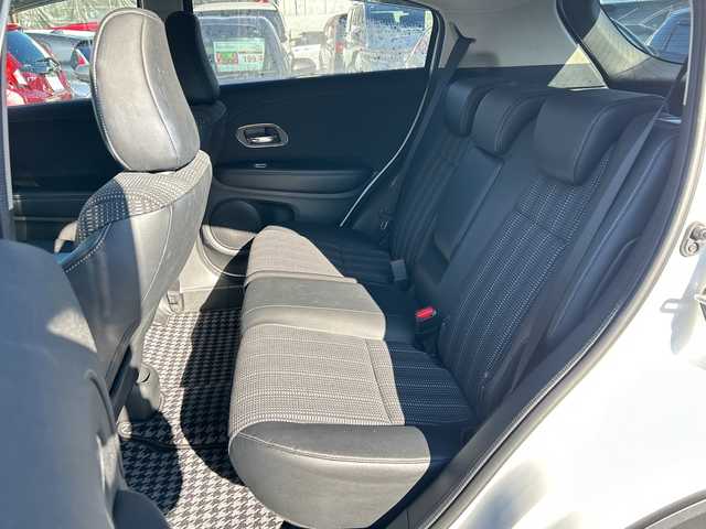 ホンダ ヴェゼル S 長野県 2015(平27)年 9.2万km ホワイトオーキッドパール ・純正7インチSDナビゲーション/CD DVD フルセグTV Bluetooth/・バックカメラ/・ETC/・ワンオーナー/・CTBA/・クルーズコントロール/・純正17インチアルミホイール/・アイドリングストップ/・横滑り防止装置/・LEDヘッドライト/・オートライト/・フォグライト/・シートヒーター(D/N)/・ルーフレール/・ウィンカーミラー/・電動格納ミラー/・フロアマット/・スマートキー/・エンジンプッシュスタート