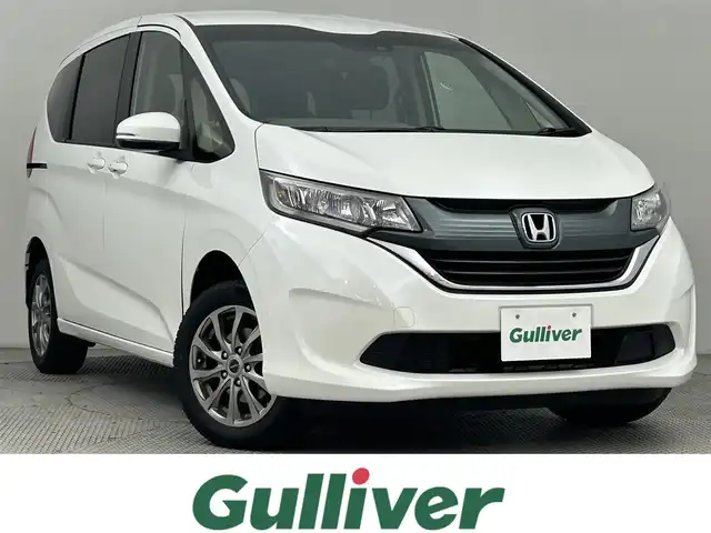ホンダ フリード G ホンダセンシング 道央・札幌 2019(令1)年 4.8万km ホワイトオーキッドパール ・ワンオーナー/・４WD/・ギャザーズナビ（VXM-194VFi）/・CD/DVD/SD/BT/フルセグTV/・バックカメラ/・ビルトインETC/・純正エンジンスターター/・ホンダセンシング/・衝突被害軽減ブレーキ/・レーンキープアシスト/・アダプティブクルーズコントロール/・ステアリングスイッチ/・横滑り防止装置/・両側パワースライドドア/・前席シートヒーター/・ハロゲンヘッドライト/・ドアミラーウィンカー/・社外１５インチAW（冬タイヤ）/・積込夏タイヤ(185/65R15.残溝7mm＋純正キャップ付きスチールホイール)/・純正フロアマット/・プッシュスタート/・スマートキー/・スペアキー/・取扱説明書/・保証書