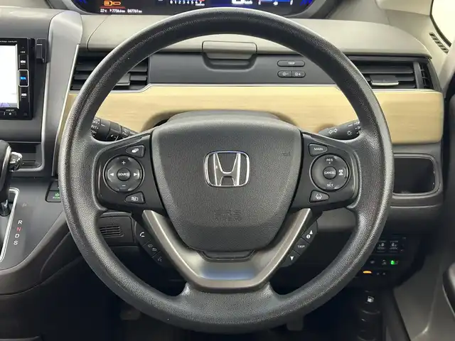 ホンダ フリード G ホンダセンシング 道央・札幌 2019(令1)年 4.8万km ホワイトオーキッドパール ・ワンオーナー/・４WD/・ギャザーズナビ（VXM-194VFi）/・CD/DVD/SD/BT/フルセグTV/・バックカメラ/・ビルトインETC/・純正エンジンスターター/・ホンダセンシング/・衝突被害軽減ブレーキ/・レーンキープアシスト/・アダプティブクルーズコントロール/・ステアリングスイッチ/・横滑り防止装置/・両側パワースライドドア/・前席シートヒーター/・ハロゲンヘッドライト/・ドアミラーウィンカー/・社外１５インチAW（冬タイヤ）/・積込夏タイヤ(185/65R15.残溝7mm＋純正キャップ付きスチールホイール)/・純正フロアマット/・プッシュスタート/・スマートキー/・スペアキー/・取扱説明書/・保証書