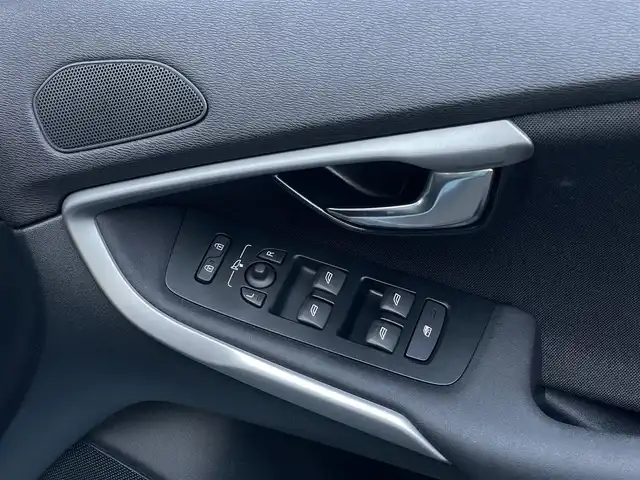 ボルボ Ｖ４０ T2 キネティック 山梨県 2018(平30)年 1.6万km アマゾンブルー 純正HDDナビ/　（フルセグTV/CD/DVD/Bluetooth）/インテリセーフ/BLIS/レーンキーピングエイド/ACC/ETC/純正16インチAW/アマゾンブルー