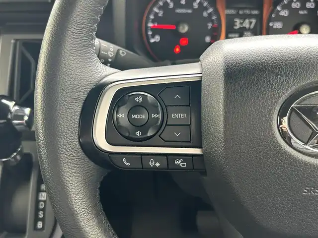 ダイハツ タフト G ターボ 滋賀県 2020(令2)年 2.2万km サンドベージュメタリック ガソリン/4WD(F4)/CVT/スカイフィールトップ/ルーフレール/9インチ純正ディスプレイオーディオ/(FM/AM/フルセグ/Bluetooth/USB)/パノラマモニター/バックカメラ/ETC/前後ドライブレコーダー/スマートアシスト/・プリクラッシュブレーキアシスト	/・踏み間違い防止アシスト	/・前方衝突防止支援システム	/・レーンキープアシスト	/・アダプティブクルーズコントロール/・標識検知機能/運転席・助手席シートヒーター/アイドリングストップ/電動格納ミラー/電動パーキング/ブレーキホールド/革巻きステアリング/ステアリングスイッチ/オートライト/LEDヘッドライト/フロントフォグ/フルオートエアコン/プッシュスタート/スマートキー/スペアキー/純正ゴムフロアマット