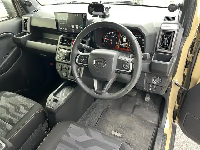 ダイハツ タフト G ターボ 滋賀県 2020(令2)年 2.2万km サンドベージュメタリック ガソリン/4WD(F4)/CVT/スカイフィールトップ/ルーフレール/9インチ純正ディスプレイオーディオ/(FM/AM/フルセグ/Bluetooth/USB)/パノラマモニター/バックカメラ/ETC/前後ドライブレコーダー/スマートアシスト/・プリクラッシュブレーキアシスト	/・踏み間違い防止アシスト	/・前方衝突防止支援システム	/・レーンキープアシスト	/・アダプティブクルーズコントロール/・標識検知機能/運転席・助手席シートヒーター/アイドリングストップ/電動格納ミラー/電動パーキング/ブレーキホールド/革巻きステアリング/ステアリングスイッチ/オートライト/LEDヘッドライト/フロントフォグ/フルオートエアコン/プッシュスタート/スマートキー/スペアキー/純正ゴムフロアマット