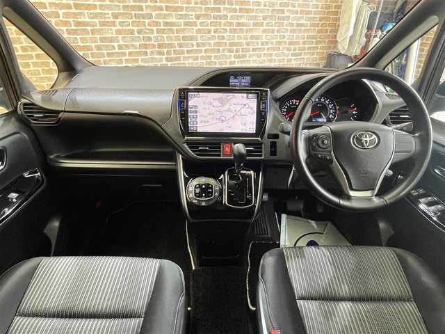 トヨタ ヴォクシー ZS 煌 岩手県 2018(平30)年 11.1万km ボルドーマイカメタリック ４WD/ALPINEビッグX１０インチナビ（Bluetooth CD DVD フルセグ）/ALPINE１０．１インチ後席モニター/両側パワースライドドア/クルーズコントロール/レーンアシスト/プリクラッシュセーフティ/バックカメラ/MTモード付きAT/寒冷地仕様/横滑り防止装置/オートハイビーム/LEDヘッドライト/エンジンスターター/アイドリングストップ/社外１５インチアルミホイール/3列シート/ロールサンシェード/シートバックテーブル