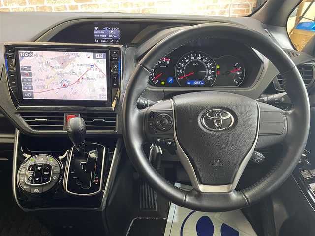 トヨタ ヴォクシー ZS 煌 岩手県 2018(平30)年 11.1万km ボルドーマイカメタリック ４WD/ALPINEビッグX１０インチナビ（Bluetooth CD DVD フルセグ）/ALPINE１０．１インチ後席モニター/両側パワースライドドア/クルーズコントロール/レーンアシスト/プリクラッシュセーフティ/バックカメラ/MTモード付きAT/寒冷地仕様/横滑り防止装置/オートハイビーム/LEDヘッドライト/エンジンスターター/アイドリングストップ/社外１５インチアルミホイール/3列シート/ロールサンシェード/シートバックテーブル