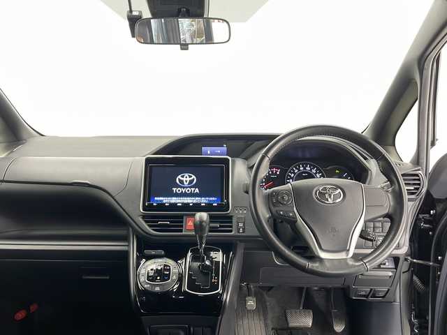 トヨタ ノア Si ダブルバイビーⅡ 長野県 2019(平31)年 6.5万km ブラック 純正SDナビ（型番:NSZT-Y68T）/（フルセグTV／CD／SD／BL／FM／AM）/バックカメラ/純正フリップダウンモニター/両側パワースライドドア/USBチャージャー/ビルトインETC/純正ドライブレコーダー（前）/16インチ社外ホイール付き冬タイヤ４本積込/レーダークルーズコントロール/衝突被害軽減システム/レーンキープアシストシステム/クリアランスソナー/16インチ純正アルミホイール/社外マット/LEDヘッドライト/オートマチックハイビーム/フォグランプ/オートライト/ドアバイザー/スマートキー/スペアキー
