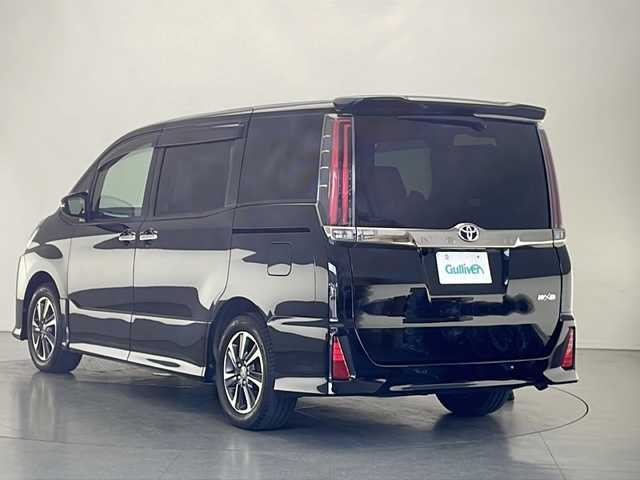 トヨタ ノア Si ダブルバイビーⅡ 長野県 2019(平31)年 6.5万km ブラック 純正SDナビ（型番:NSZT-Y68T）/（フルセグTV／CD／SD／BL／FM／AM）/バックカメラ/純正フリップダウンモニター/両側パワースライドドア/USBチャージャー/ビルトインETC/純正ドライブレコーダー（前）/16インチ社外ホイール付き冬タイヤ４本積込/レーダークルーズコントロール/衝突被害軽減システム/レーンキープアシストシステム/クリアランスソナー/16インチ純正アルミホイール/社外マット/LEDヘッドライト/オートマチックハイビーム/フォグランプ/オートライト/ドアバイザー/スマートキー/スペアキー