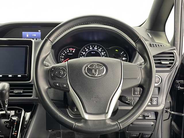 トヨタ ノア Si ダブルバイビーⅡ 長野県 2019(平31)年 6.5万km ブラック 純正SDナビ（型番:NSZT-Y68T）/（フルセグTV／CD／SD／BL／FM／AM）/バックカメラ/純正フリップダウンモニター/両側パワースライドドア/USBチャージャー/ビルトインETC/純正ドライブレコーダー（前）/16インチ社外ホイール付き冬タイヤ４本積込/レーダークルーズコントロール/衝突被害軽減システム/レーンキープアシストシステム/クリアランスソナー/16インチ純正アルミホイール/社外マット/LEDヘッドライト/オートマチックハイビーム/フォグランプ/オートライト/ドアバイザー/スマートキー/スペアキー