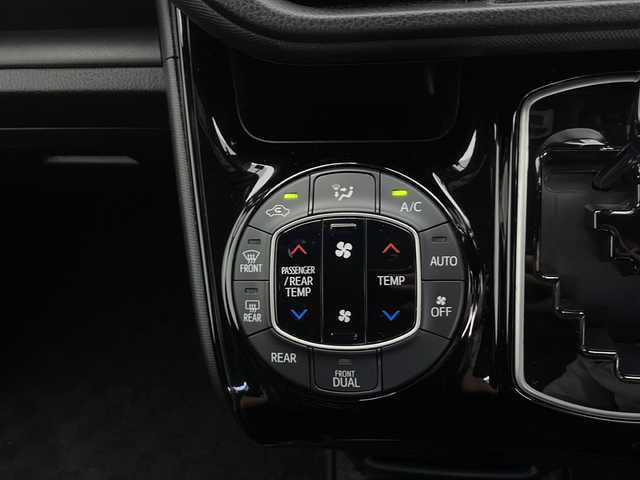 トヨタ ノア Si ダブルバイビーⅡ 長野県 2019(平31)年 6.5万km ブラック 純正SDナビ（型番:NSZT-Y68T）/（フルセグTV／CD／SD／BL／FM／AM）/バックカメラ/純正フリップダウンモニター/両側パワースライドドア/USBチャージャー/ビルトインETC/純正ドライブレコーダー（前）/16インチ社外ホイール付き冬タイヤ４本積込/レーダークルーズコントロール/衝突被害軽減システム/レーンキープアシストシステム/クリアランスソナー/16インチ純正アルミホイール/社外マット/LEDヘッドライト/オートマチックハイビーム/フォグランプ/オートライト/ドアバイザー/スマートキー/スペアキー