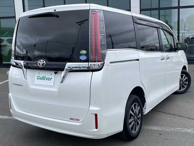 トヨタ エスクァイア Gi 道東・釧路十勝 2019(令1)年 7万km ホワイトパールクリスタルシャイン ・４WD/・寒冷地仕様/・社外SDメモリナビ/（CD・AM・FM・BT）/・バックカメラ/・合皮シート/・前席シートヒーター/・クルーズコントロール/・オートハイビーム/・プリクラッシュセーフティ/・白線逸脱防止機能/・衝突被害軽減ブレーキ/・アイドリングストップ/・フォグライト/・電動格納ミラー/・社外ドアバイザー/・社外フロアマット/・純正15インチアルミホイール/・