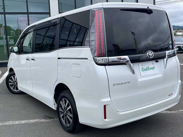 トヨタ エスクァイア Gi 道東・釧路十勝 2019(令1)年 7万km ホワイトパールクリスタルシャイン ・４WD/・寒冷地仕様/・社外SDメモリナビ/（CD・AM・FM・BT）/・バックカメラ/・合皮シート/・前席シートヒーター/・クルーズコントロール/・オートハイビーム/・プリクラッシュセーフティ/・白線逸脱防止機能/・衝突被害軽減ブレーキ/・アイドリングストップ/・フォグライト/・電動格納ミラー/・社外ドアバイザー/・社外フロアマット/・純正15インチアルミホイール/・