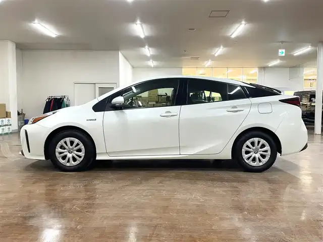 トヨタ プリウス S 道央・札幌 2020(令2)年 9.7万km ホワイトパールクリスタルシャイン 4WD/寒冷地仕様/社外ナビ AVIC-カロッツェリア RZ403/CD/DVD/BT/USB/SD/AUX/iPod/バックカメラ/ステアリングリモコン/プッシュスターター/スマートキー×2/LEDヘッドライト/オートハイビーム/トヨタセーフティーセンス/・衝突軽減ブレーキ/・横滑り防止装置/・レーンキープアシスト/レーダークルーズコントロール/前方ドラレコ/ETC/フロントワイパーデアイサー/純正フロアマット/取扱説明書